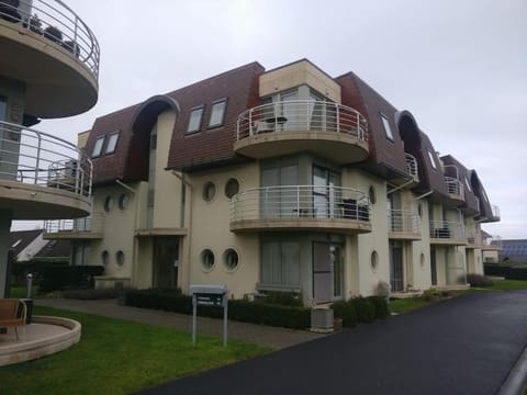 Studio voor 4 personen met zwembad aan zee Apartment in Bredene