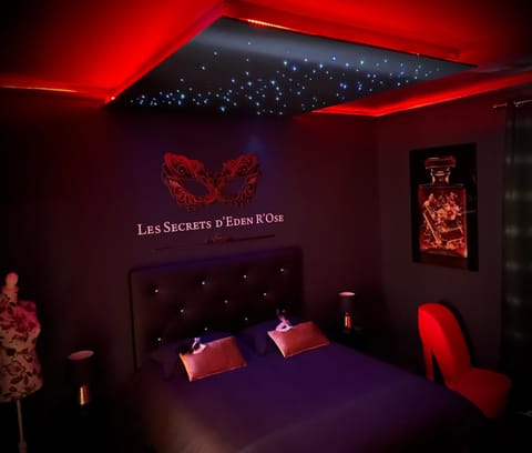 Bed, Photo of the whole room, Decorative detail, Bedroom