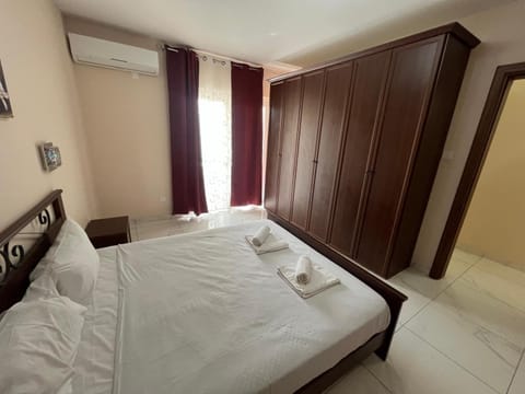 Mellieha large 4 Bedroom Apartment -sleeps 8 Prime Location- Beach 950m Apartment in Malta