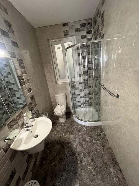 Mellieha large 4 Bedroom Apartment -sleeps 8 Prime Location- Beach 950m Apartment in Malta