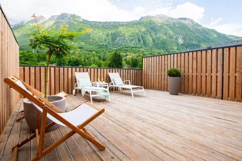 View (from property/room), Balcony/Terrace, Mountain view, sunbed
