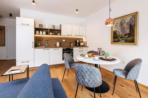 Kitchen or kitchenette, Seating area, Dining area, oven, stove