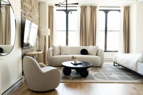 Bed, TV and multimedia, View (from property/room), Living room, Decorative detail, Seating area, City view
