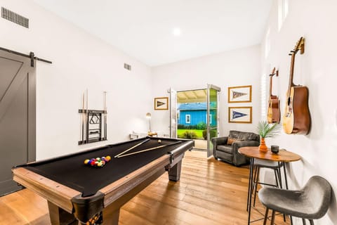 Surf and Style Chic Modern Farmhouse Guest Suite House in Cardiff