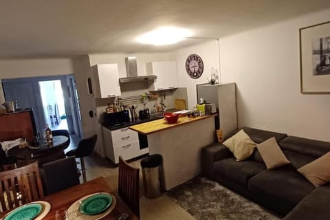 Appartement équipé, Roquebrune Menton plage mer . Apartment in Roquebrune-Cap-Martin