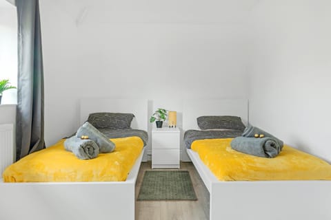 isimi luxurious 4 bed Modern House. Derby Apartment in Amber Valley