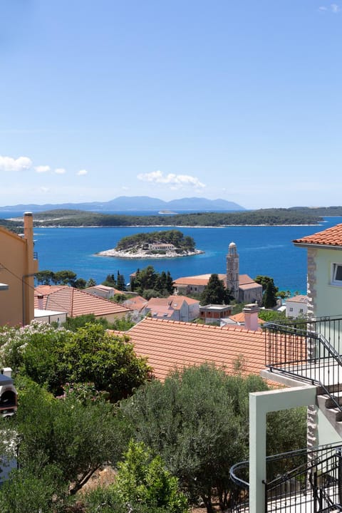 Apartmani Jakić 2 Bed and Breakfast in Hvar