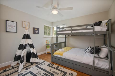 Arvada Getaway - Yard, Foosball & Room for 11 House in Arvada