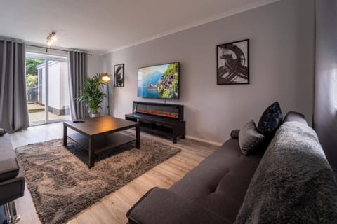 Communal lounge/ TV room, TV and multimedia, Living room, Seating area, Evening entertainment