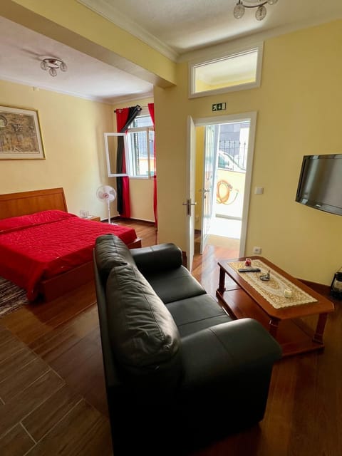 Bed, TV and multimedia, Living room, Photo of the whole room, Evening entertainment, Bedroom
