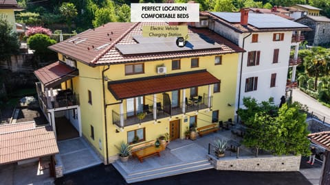 Property building, Day, Neighbourhood, Bird's eye view, City view, Street view, Location, Parking