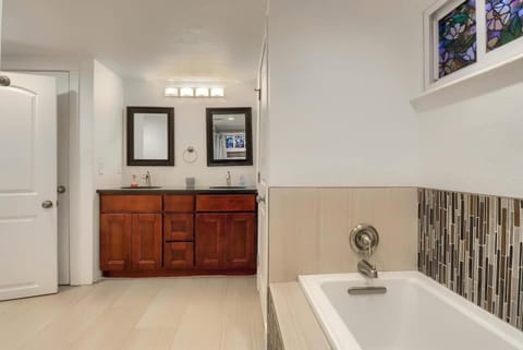 Group-Friendly 4-Bedroom Denver Home w Backyard House in Greenwood Village