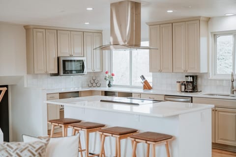 Hot Tub House with BBQ Deck and Workspace House in Greenwood Village