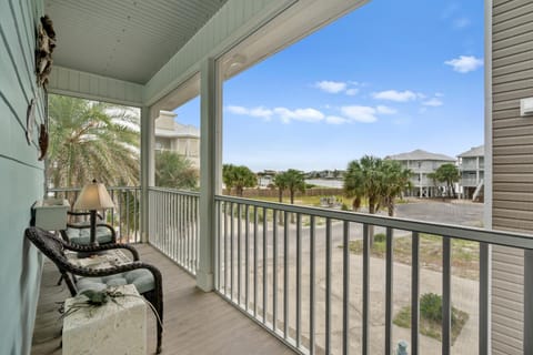 Crawling Distance Beach House House in Ono Island