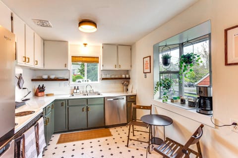 Vibrant Tacoma Retreat, Near Point Defiance Park! House in Tacoma