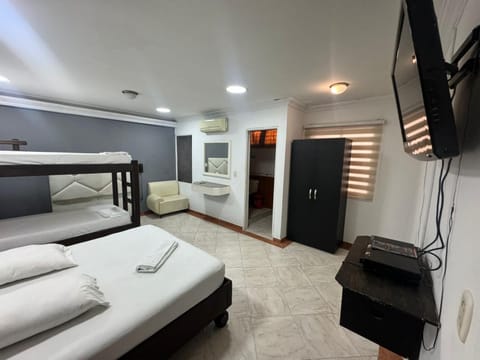 Bed, TV and multimedia, Photo of the whole room, Bedroom, towels, wardrobe