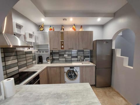 Kitchen or kitchenette, dishwasher, stove, washing machine