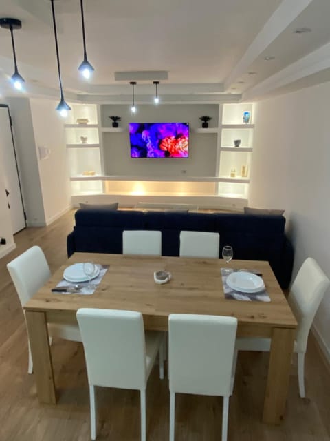 TV and multimedia, Seating area, Dining area