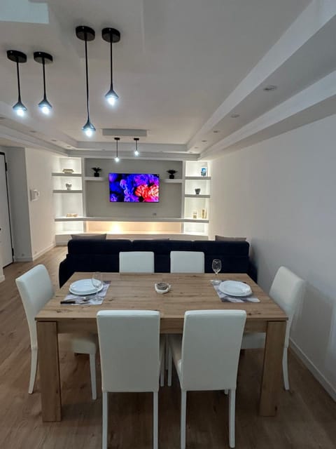 TV and multimedia, Living room, Seating area, Dining area