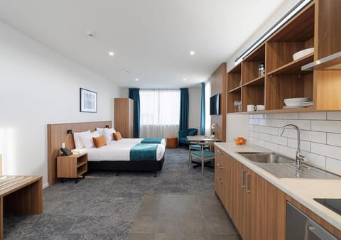 Bed, TV and multimedia, Kitchen or kitchenette, Living room, Photo of the whole room, Seating area, Bedroom, Dinner, dishwasher, wardrobe, kitchen