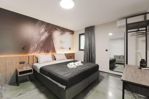 Bed, Bedroom, towels