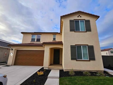 Couple's Getaway Kitchenette Washer & Private Bath Apartment in Stockton