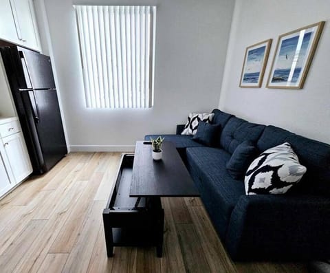 Couple's Getaway Kitchenette Washer & Private Bath Apartment in Stockton