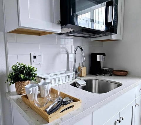 Couple's Getaway Kitchenette Washer & Private Bath Apartment in Stockton