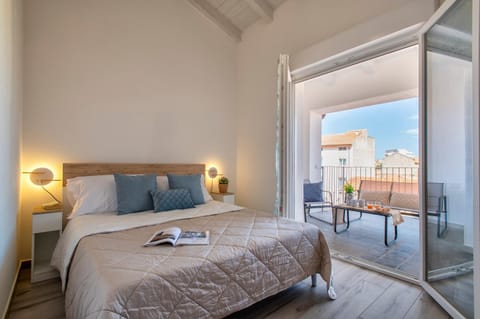 Bed, View (from property/room), Balcony/Terrace, Photo of the whole room, Bedroom, towels