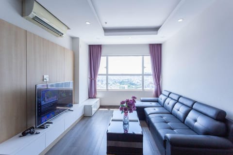 Communal lounge/ TV room, TV and multimedia, Living room, Seating area, air conditioner