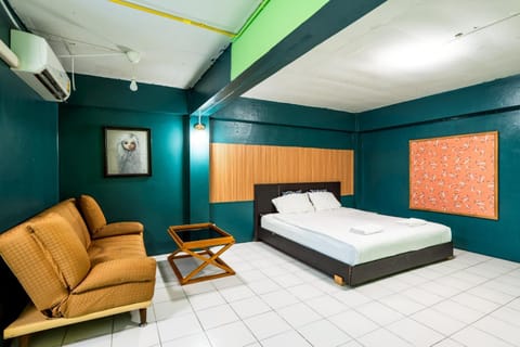 Bed, Photo of the whole room, Seating area, Bedroom, air conditioner
