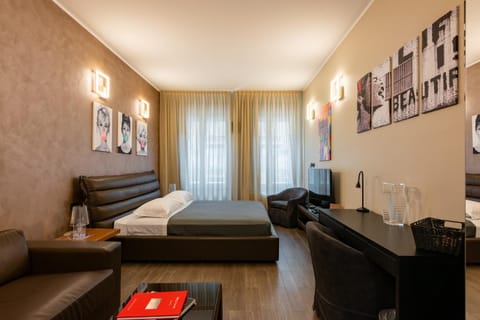 Bed, TV and multimedia, Photo of the whole room, Bedroom