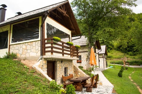 Property building, Day, Natural landscape, Balcony/Terrace, Garden view