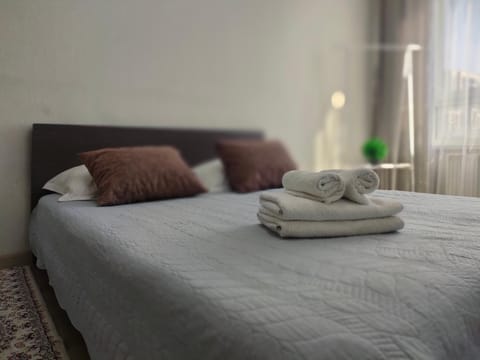 Bed, Photo of the whole room, Bedroom, towels