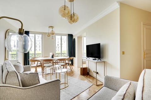 Communal lounge/ TV room, TV and multimedia, Living room, Seating area, Dining area