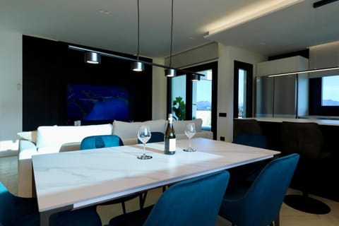 Seating area, Dining area