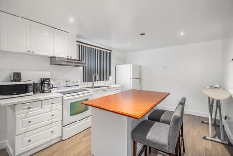 Coffee/tea facilities, Kitchen or kitchenette, Dining area, oven, stove, toaster