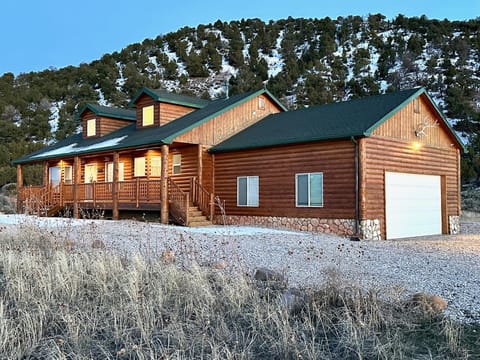 Property building, Spring, Off site, Day, Natural landscape, Winter, Summer, Mountain view, Mountain view
