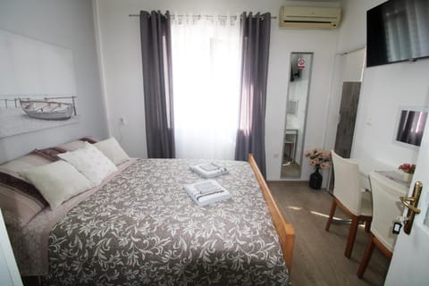 Bed, TV and multimedia, Seating area, Bedroom, towels, air conditioner