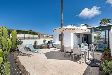 Property building, Balcony/Terrace, Living room