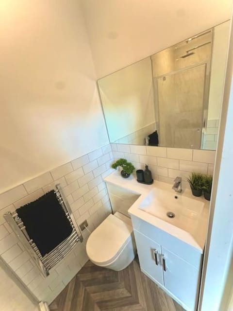 Shower, Toilet, Bathroom, towels