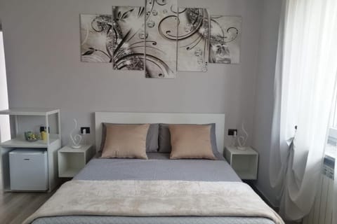 Bed, Photo of the whole room, Bedroom, minibar