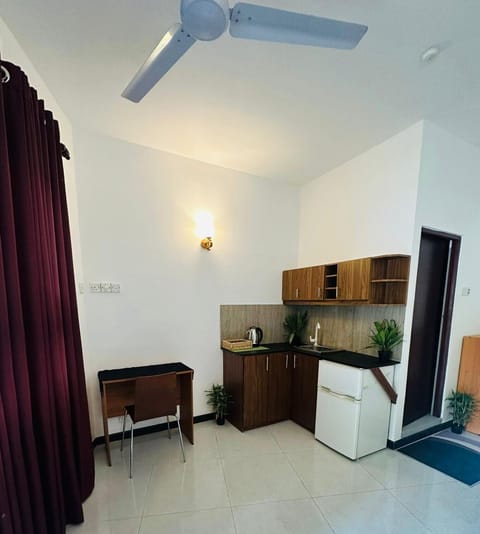 Kitchen or kitchenette, Dining area, minibar