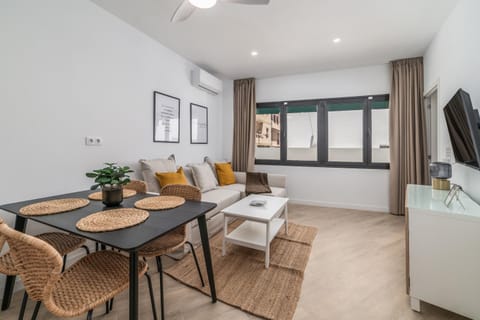 Communal lounge/ TV room, TV and multimedia, Living room, Seating area, Dining area, air conditioner