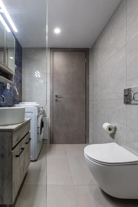 Shower, Toilet, towels