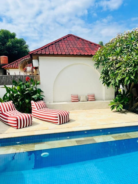 Swimming pool, sunbed