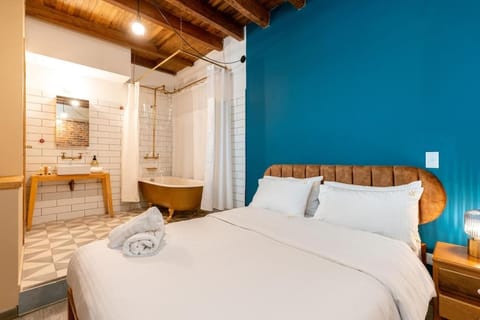 Bed, Bathroom, Photo of the whole room, Bedroom, towels