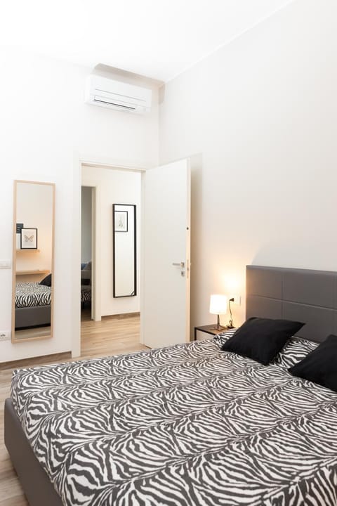 Bed, Photo of the whole room, Bedroom, air conditioner