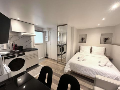 Bed, TV and multimedia, Kitchen or kitchenette, Photo of the whole room, Seating area, Dining area, Bedroom, stove, towels