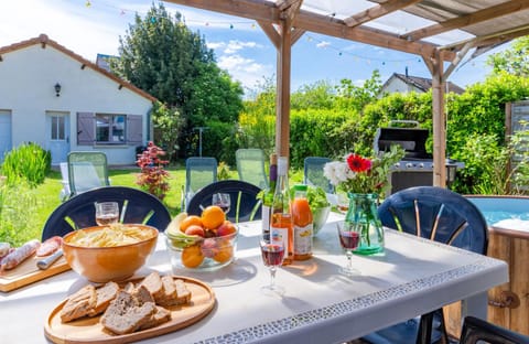 Patio, Spring, Day, Garden, Food and drinks, Dining area, Food, Garden view, Pool view, Drinks